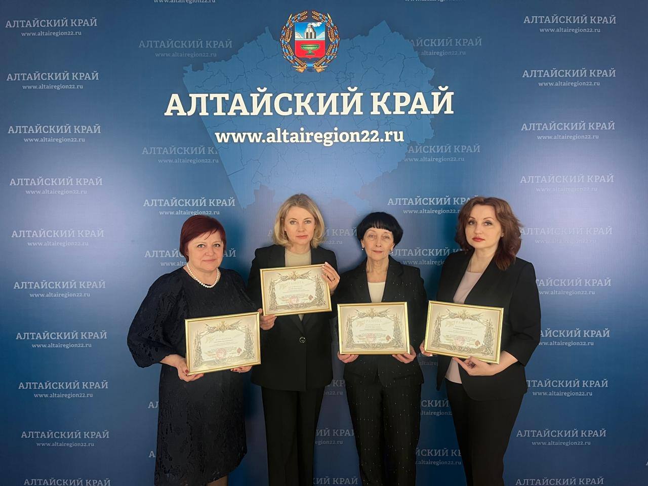 Главного врача Консультативно-диагностического центра и его заместителя наградили грамотами генерального штаба Вооруженных Сил РФ